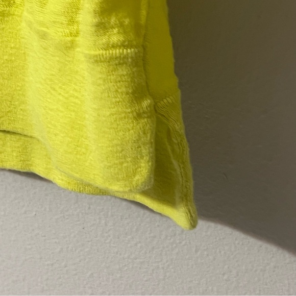 Vince Vibrant Yellow Lightweight Sweater Split Hem Size Large - Picture 5 of 8